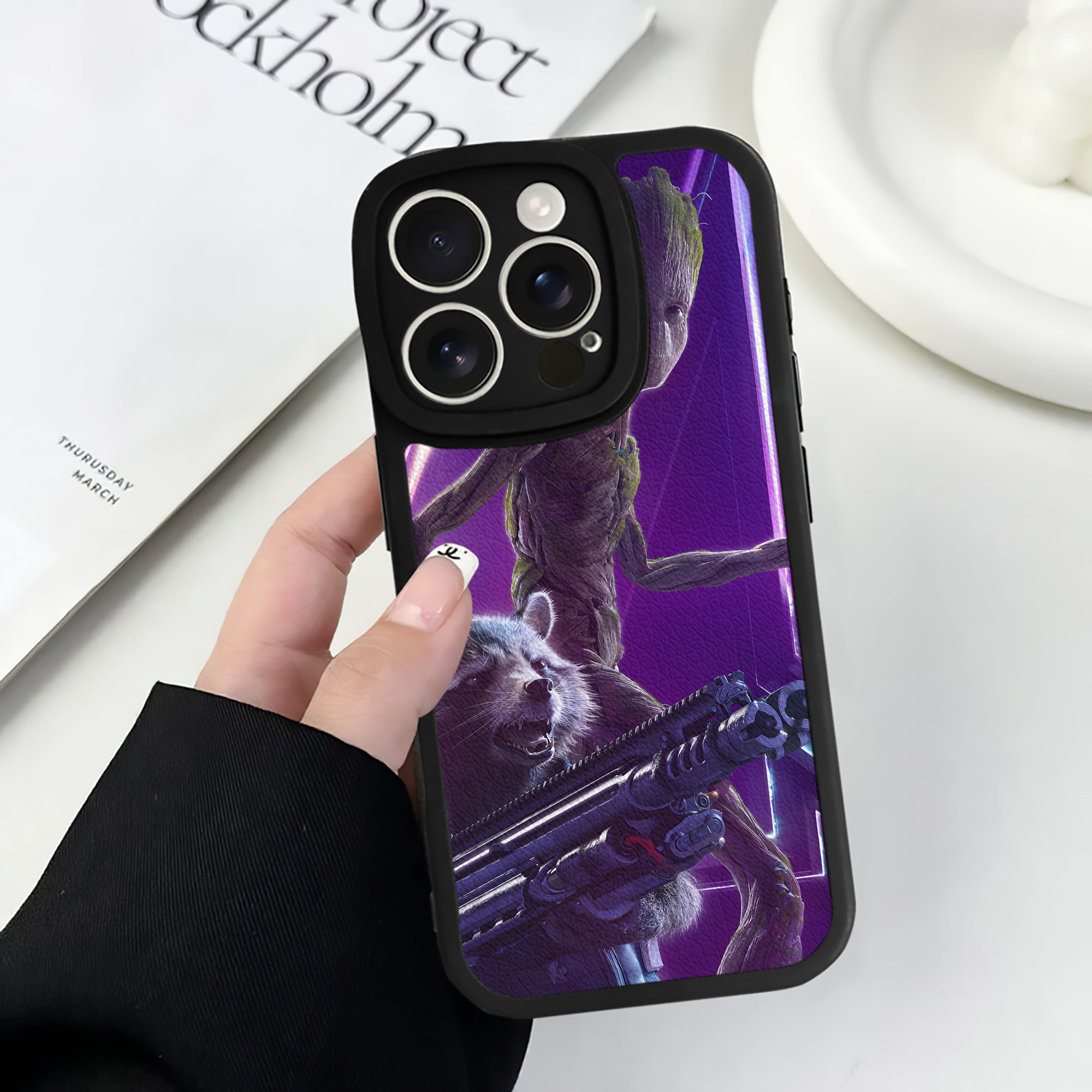 （画像用） アベンジャーズ The Avengers 【iPhone 16シリーズ対応】シリコンスマホケース（レザー調） 材質：シリコン